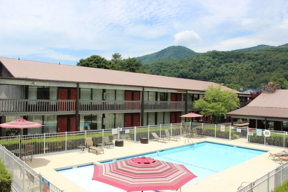 Great Smokies Inn Pool