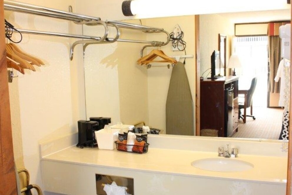 Great Smokies Inn Guest Room Vanity
